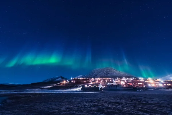 Frío, aventura, isla, natural, svalbard, verde, norte, viaje, vista, spitsbergen, Islandia, horizonte, estrellas, noche, Noruega, astronomía, luz, Luna, negro, oscuro y, norte magnético, expedición, azul, invierno, belleza, montaña, Ártico, cielo, Antártica, f —  Fotos de Stock