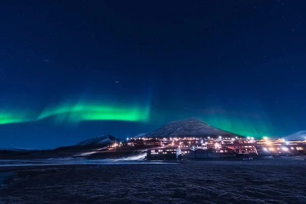 Frío, aventura, isla, natural, svalbard, verde, norte, viaje, vista, spitsbergen, Islandia, horizonte, estrellas, noche, Noruega, astronomía, luz, Luna, negro, oscuro y, norte magnético, expedición, azul, invierno, belleza, montaña, Ártico, cielo, Antártica, f —  Fotos de Stock