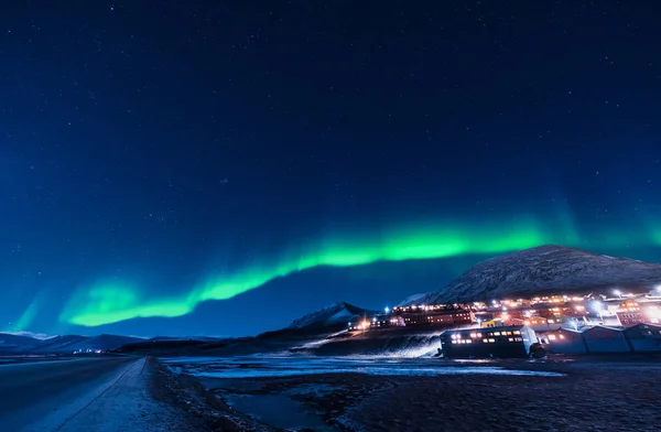 Kutup kutup kuzey ışıkları aurora borealis gökyüzü ay Dağları içinde Norveç Svalbard Longyearbyen yılında yıldız