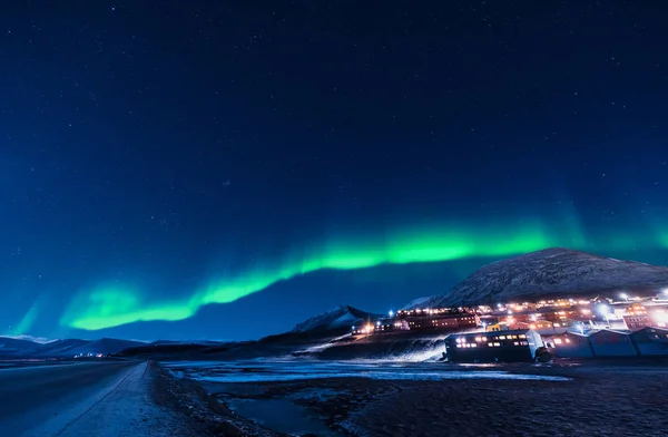 Las luces árticas polares aurora boreal cielo estrella en Noruega Svalbard en Longyearbyen las montañas de la luna — Foto de Stock