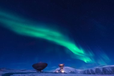 Kutup kutup kuzey ışıkları aurora borealis gökyüzü ay Dağları içinde Norveç Svalbard Longyearbyen yılında yıldız