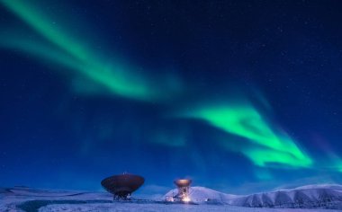 Kutup kutup kuzey ışıkları aurora borealis gökyüzü ay Dağları içinde Norveç Svalbard Longyearbyen yılında yıldız