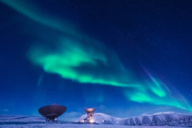Kutup kutup kuzey ışıkları aurora borealis gökyüzü ay Dağları içinde Norveç Svalbard Longyearbyen yılında yıldız