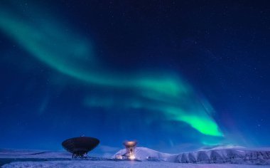 Kutup kutup kuzey ışıkları aurora borealis gökyüzü ay Dağları içinde Norveç Svalbard Longyearbyen yılında yıldız