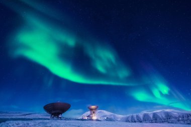 Kutup kutup kuzey ışıkları aurora borealis gökyüzü ay Dağları içinde Norveç Svalbard Longyearbyen yılında yıldız