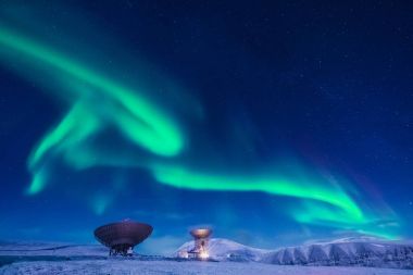 Kutup kutup kuzey ışıkları aurora borealis gökyüzü ay Dağları içinde Norveç Svalbard Longyearbyen yılında yıldız