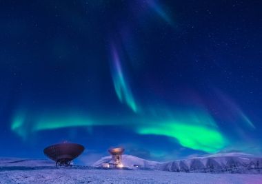 Kutup kutup kuzey ışıkları aurora borealis gökyüzü ay Dağları içinde Norveç Svalbard Longyearbyen yılında yıldız