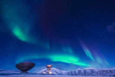 Kutup kutup kuzey ışıkları aurora borealis gökyüzü ay Dağları içinde Norveç Svalbard Longyearbyen yılında yıldız