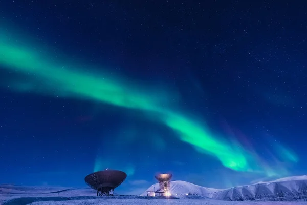 极地北极北极光北极光天空明星在挪威斯瓦尔巴群岛的朗伊尔城月亮山 — 图库照片