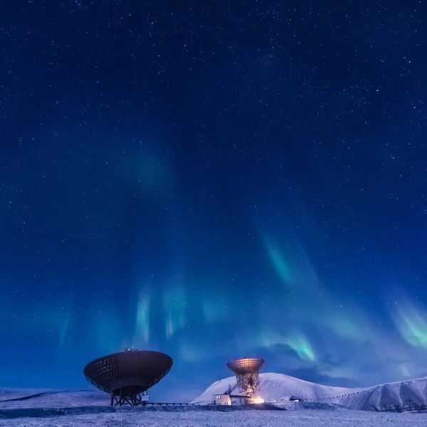Kutup kutup kuzey ışıkları aurora borealis gökyüzü ay Dağları içinde Norveç Svalbard Longyearbyen yılında yıldız