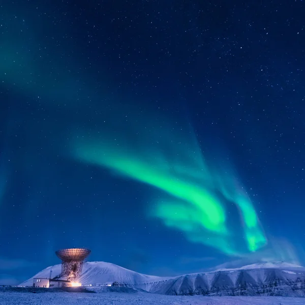 Polarny arktyczny Zorza polarna Zorza polarna niebo star w Norwegii Svalbard Longyearbyen góry księżyc — Zdjęcie stockowe
