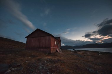Kız mutlu bir rakun kürk şapka kutup explorer arka plan ev dağ doğa Svalbard Longyearbyen Svalbard Norveç
