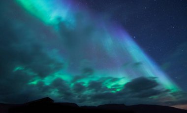 Kutup kutup kuzey ışıkları aurora borealis gökyüzü ay Dağları içinde Norveç Svalbard Longyearbyen yılında yıldız