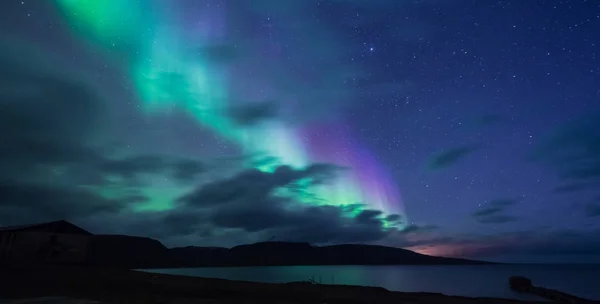 De polar Arctische Noorderlicht-aurora borealis-hemel ster in Noorwegen in Longyearbyen Spitsbergen de maan-bergen — Stockfoto