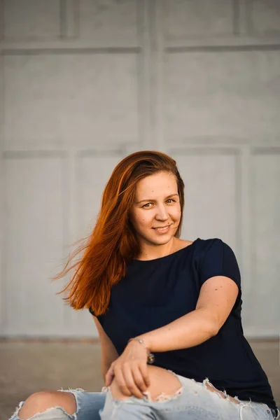 Retrato de cerca de una hermosa joven pelirroja sonriente estilo de vida — Foto de Stock