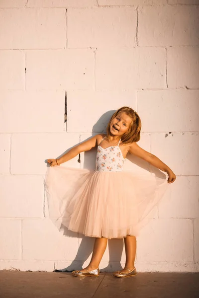 Menina bonita sorrindo dançando em tutu vestido rosa como bailarina no dia ensolarado infância feliz — Fotografia de Stock