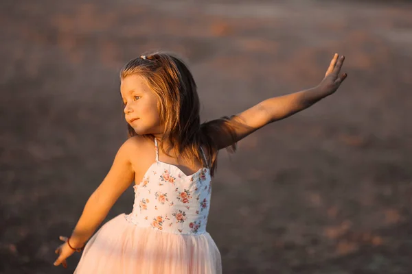 Bambina bella sorridente danza in abito rosa tutù come ballerina nella giornata di sole infanzia felice — Foto Stock