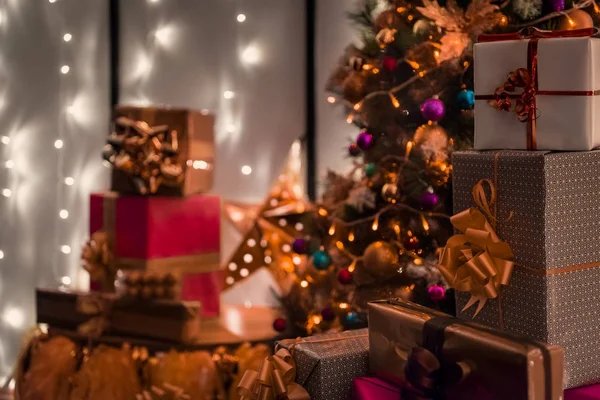 Wesołych Świąt szczęśliwego nowego roku drzewo światła urządzone prezent gwiazdkowy — Zdjęcie stockowe
