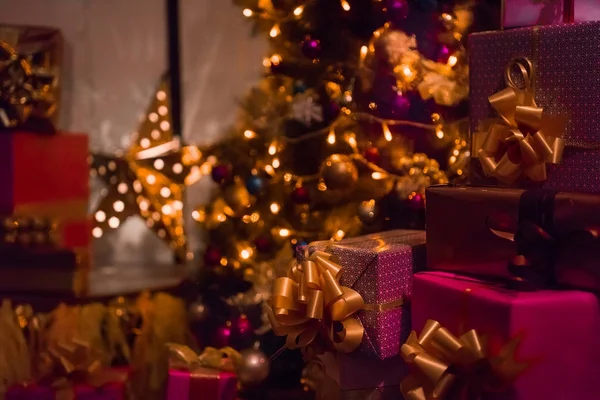 Vrolijk gelukkig Nieuwjaar boom Kerstverlichting met sterren cadeau decor — Stockfoto