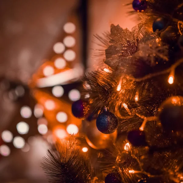 Selamat hari natal cahaya pohon tahun baru dengan dekorasi bintang — Stok Foto