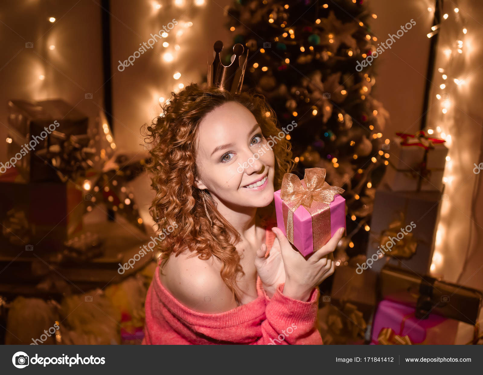 Portrait De Belle Jeune Fille Sexy Bouclee Aux Cheveux Rouges Sur Fond Joyeux Noel Heureux Nouvelles Lumieres D Arbre De L Annee Avec Decor De Cadeau Etoile Image Libre De Droit Par Bublik Polina C Portrait De Belle Jeune Fille Sexy Bouclee Aux Cheveux Rouges Sur Fond Joyeux Noel Heureux Nouvelles Lumieres D Arbre De L Annee Avec Decor De Cadeau Etoile Image Libre De Droit Par Bublik Polina C