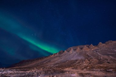 Norveç Svalbard Longyearbyen şehir Dağları'nda kutup kutup kuzey ışıkları aurora borealis gökyüzü yıldız