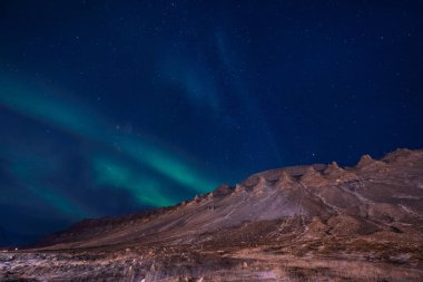 Norveç Svalbard Longyearbyen şehir Dağları'nda kutup kutup kuzey ışıkları aurora borealis gökyüzü yıldız