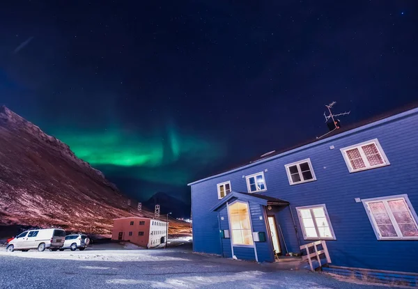 Norveç Svalbard Longyearbyen şehir Dağları'nda kutup kutup kuzey ışıkları aurora borealis gökyüzü yıldız — Stok fotoğraf