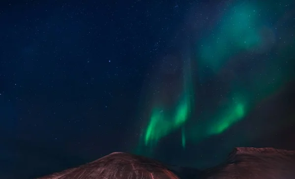 De polar Arctische Noorderlicht aurora borealis hemel ster in Noorwegen Spitsbergen in Longyearbyen stad Bergen — Stockfoto