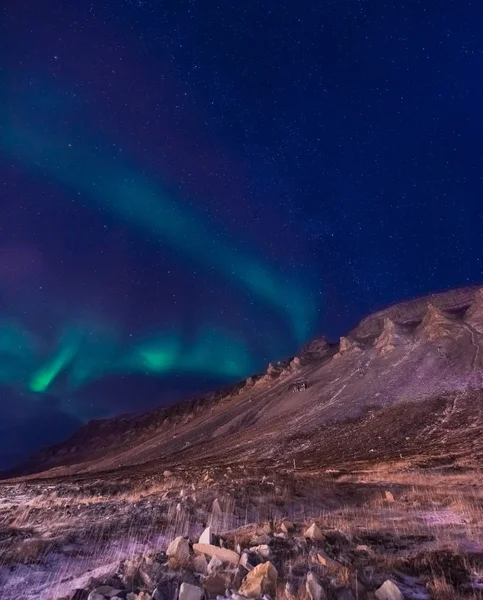 La aurora boreal polar ártica Aurora boreal estrella del cielo en Noruega Svalbard en las montañas de la ciudad de Longyearbyen — Foto de Stock