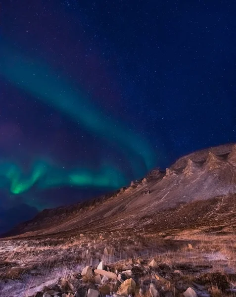 A sarki, sarkvidéki Northern lights aurora borealis ég csillag a norvég Svalbard Longyearbyen city-hegység — Stock Fotó