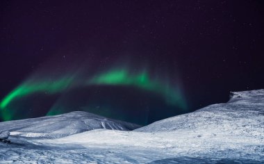 Kutup kutup kuzey ışıkları aurora borealis gökyüzü ay Dağları Norveç Svalbard Longyearbyen City içinde yıldız