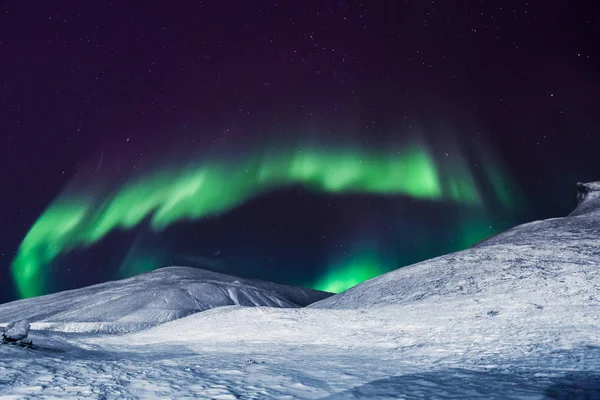 A sarki, sarkvidéki Northern lights aurora borealis ég csillag a norvég Svalbard Longyearbyen város a Hold-hegység — Stock Fotó