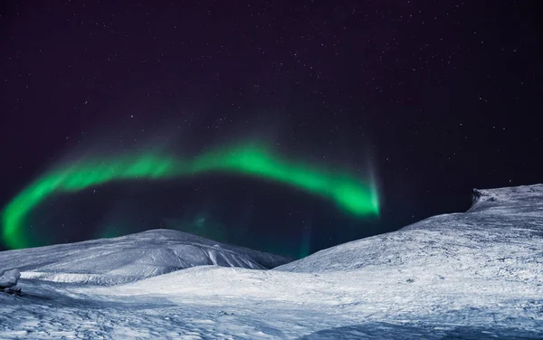 Las luces árticas polares aurora boreal cielo estrella en Noruega Svalbard en Longyearbyen ciudad las montañas de la luna — Foto de Stock