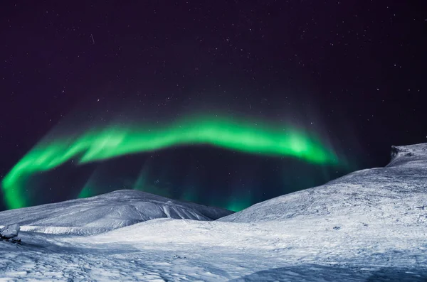 De polar Arctische Noorderlicht-aurora borealis-hemel ster in Noorwegen Spitsbergen in Longyearbyen stad de bergen van de maan — Stockfoto