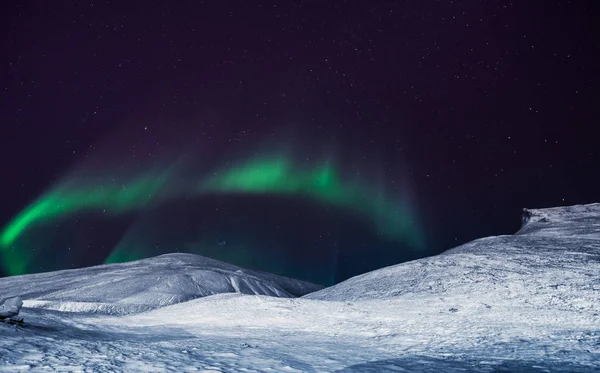 Na obloze polární záře polární polární polární záře hvězdy v Norsko Špicberky v městě Longyearbyen pohoří měsíc — Stock fotografie