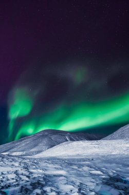 Kutup kutup kuzey ışıkları aurora borealis gökyüzü ay Dağları Norveç Svalbard Longyearbyen City içinde yıldız