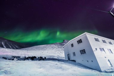 Kutup kutup kuzey ışıkları aurora borealis gökyüzü ay Dağları Norveç Svalbard Longyearbyen City içinde yıldız