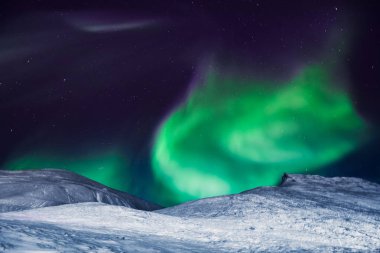 Kutup kutup kuzey ışıkları aurora borealis gökyüzü ay Dağları Norveç Svalbard Longyearbyen City içinde yıldız