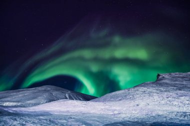 Kutup kutup kuzey ışıkları aurora borealis gökyüzü ay Dağları Norveç Svalbard Longyearbyen City içinde yıldız