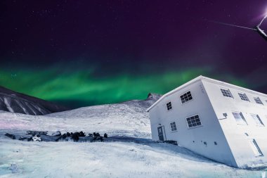 Kutup kutup kuzey ışıkları aurora borealis gökyüzü ay Dağları Norveç Svalbard Longyearbyen City içinde yıldız