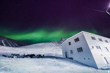Kutup kutup kuzey ışıkları aurora borealis gökyüzü ay Dağları Norveç Svalbard Longyearbyen City içinde yıldız
