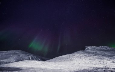 Kutup kutup kuzey ışıkları aurora borealis gökyüzü ay Dağları Norveç Svalbard Longyearbyen City içinde yıldız