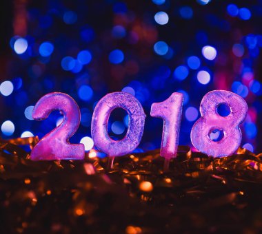 Noel ve yeni yıl kutlama parlak bulanık ışıklar sayısı 2018 bir arka plan buz gibi şekiller