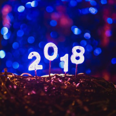 Noel ve yeni yıl kutlama parlak bulanık ışıklar sayısı 2018 bir arka plan buz gibi şekiller