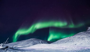 Kutup kutup kuzey ışıkları aurora borealis gökyüzü ay Dağları Norveç Svalbard Longyearbyen City içinde yıldız