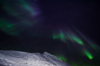 Kutup kutup kuzey ışıkları aurora borealis gökyüzü ay Dağları Norveç Svalbard Longyearbyen City içinde yıldız