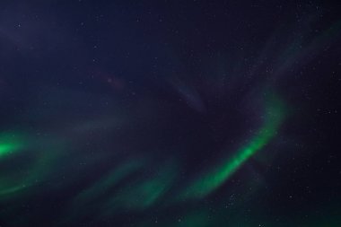 Kutup kutup kuzey ışıkları aurora borealis gökyüzü ay Dağları Norveç Svalbard Longyearbyen City içinde yıldız