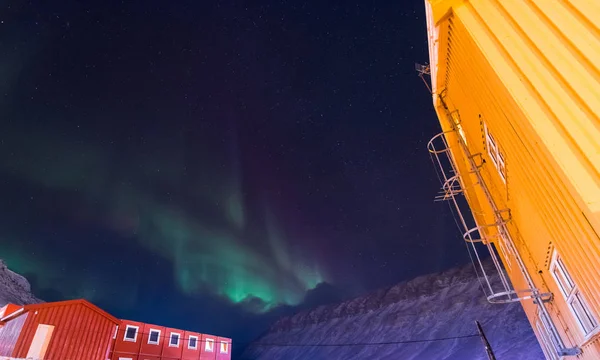 ノルウェーのスバールバル諸島ロングイェールビーン市でムーン山星北極北極のオーロラ オーロラの空 — ストック写真