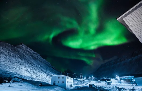 Kutup kutup kuzey ışıkları aurora borealis gökyüzü ay Dağları Norveç Svalbard Longyearbyen City içinde yıldız